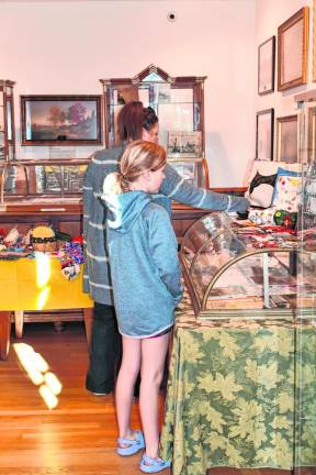 QT5 Museum visitors look at the displays.