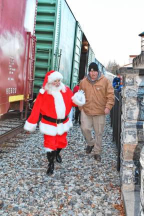 <b>Santa greets the crowd. </b>(Photo by Maria Kovic)