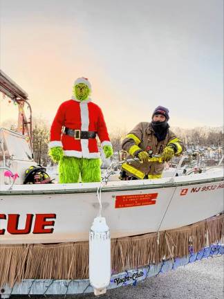 The Grinch also catches a ride with the Upper Greenwood Lake firefighters. (Photo by Denise von Wilke)