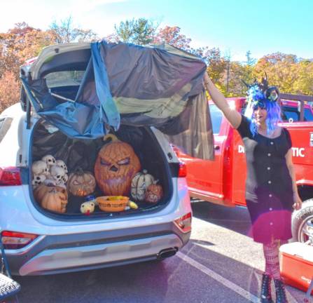 Lydia Kansbury’s trunk has pumpkins with LED lights.