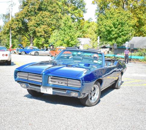 Pontiac GTO ‘Judge’ convertible on the move.