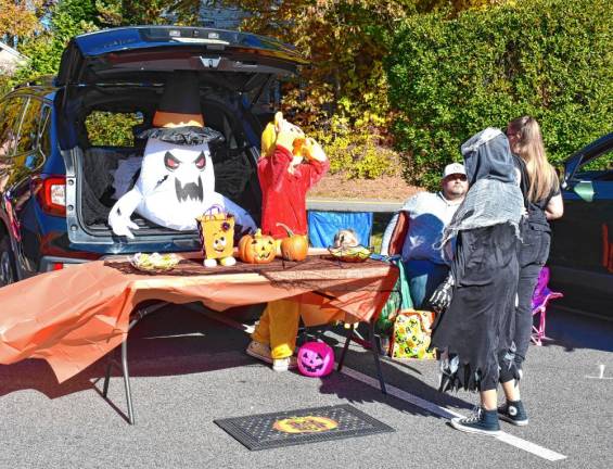 100 families attend Trunk or Treat