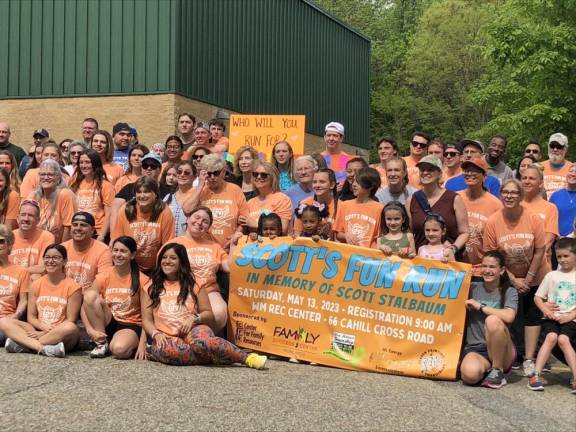 The crowd poses for a group photo before the run begins.