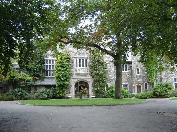 Photo courtesy of NJBG The front entrance to Skylands Manor is a fine example of Tudor style, and includes stonework quarried nearby in the Ramapo Mountains.