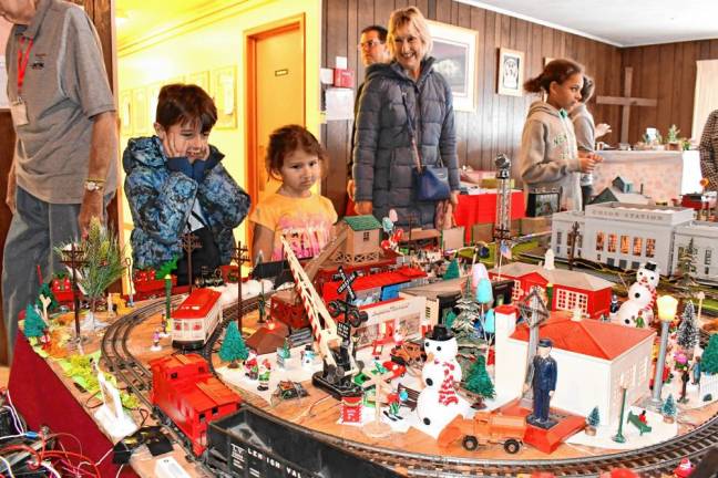 <b>Children look at the Holiday Train Show on Saturday, Nov. 23 at Prince of Peace Lutheran Church in Hamburg. (Photo by Maria Kovic)</b>