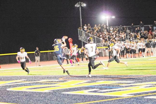 <b>A 15-yard touchdown reception by wideout Dean Grundy (15) gives Vernon a 14-0 lead over West Milford in the second quarter. </b>