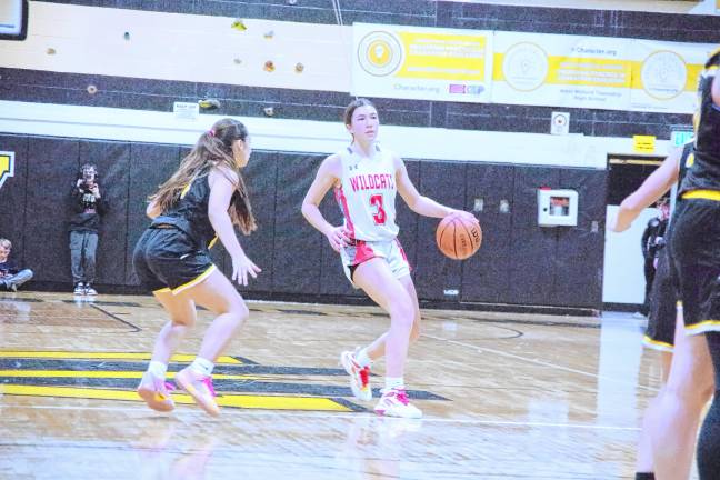 <b>High Point’s Claire Sieminski handles the ball in the third period.</b>