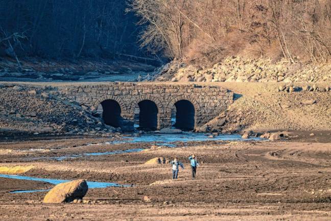 The ‘ghost bridge’ in Jefferson has been attracting hikers since it became visible. The water level has been lowered for maintenance work and does not reflect the effects of the drought. (Photo by Nick Horton, www.thepathfinderstudios.com)