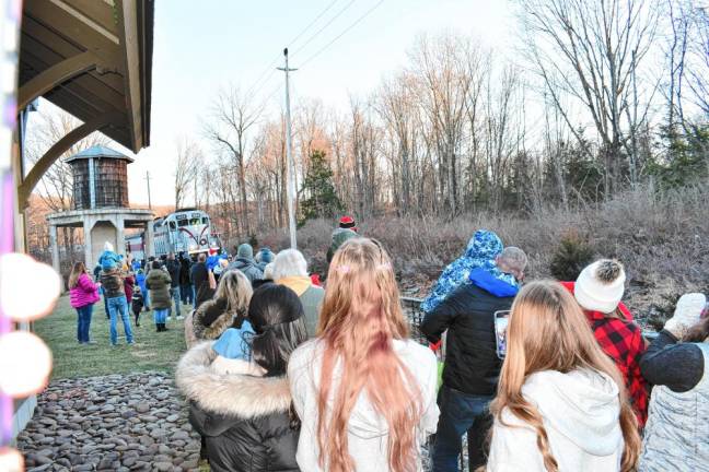 <b>A crowd waits for the arrival of a toy collection train Saturday, Dec. 14 in Vernon. (Photo by Maria Kovic)</b>