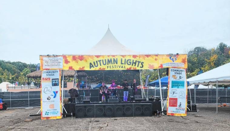 Siren performs on Community Stage. (Photo by Catherine Hayduk-DeMaria)