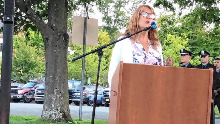 Cyndy Taylor sings ‘America the Beautiful.’